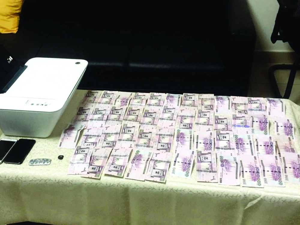 من العملات النقدية المزيفة المضبوطة (مكة)