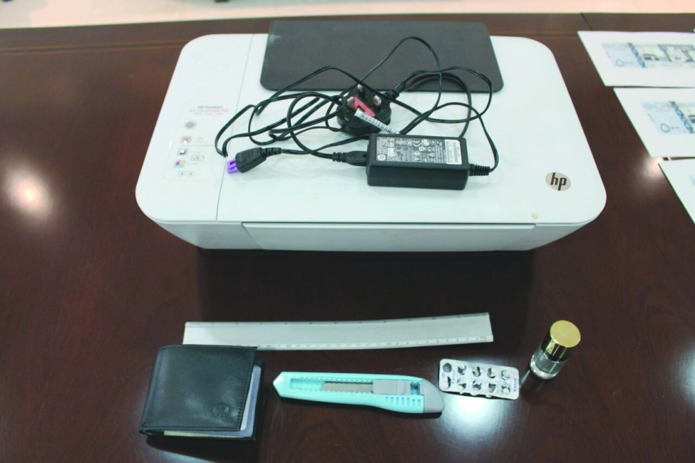 من العملات النقدية المزيفة المضبوطة (مكة)