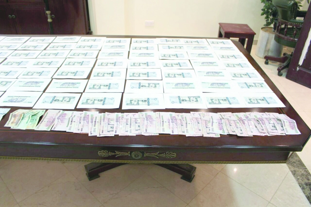 من العملات النقدية المزيفة المضبوطة (مكة)