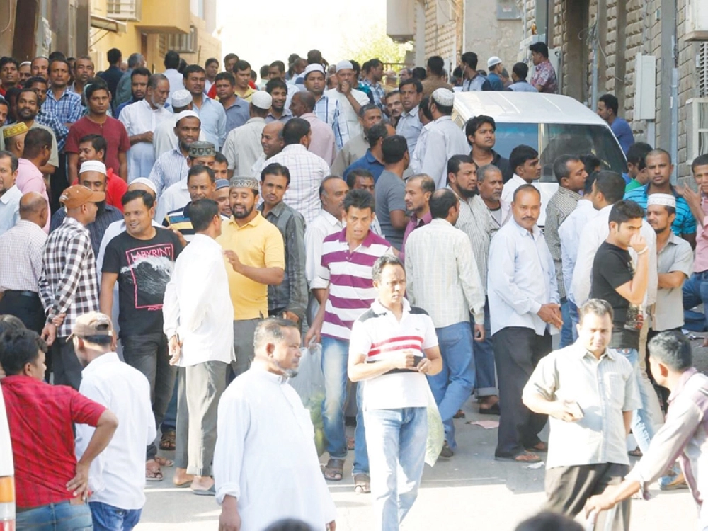 عمالة من جنسيات آسيوية في حي الوزارات بالرياض أمس (محمد مشهور)