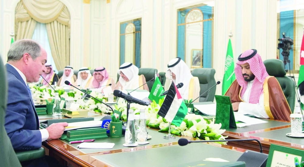 الأمير محمد بن سلمان وهاني الملقي خلال التوقيع على إحدى المذكرات في قصر اليمامة بالرياض أمس (واس)