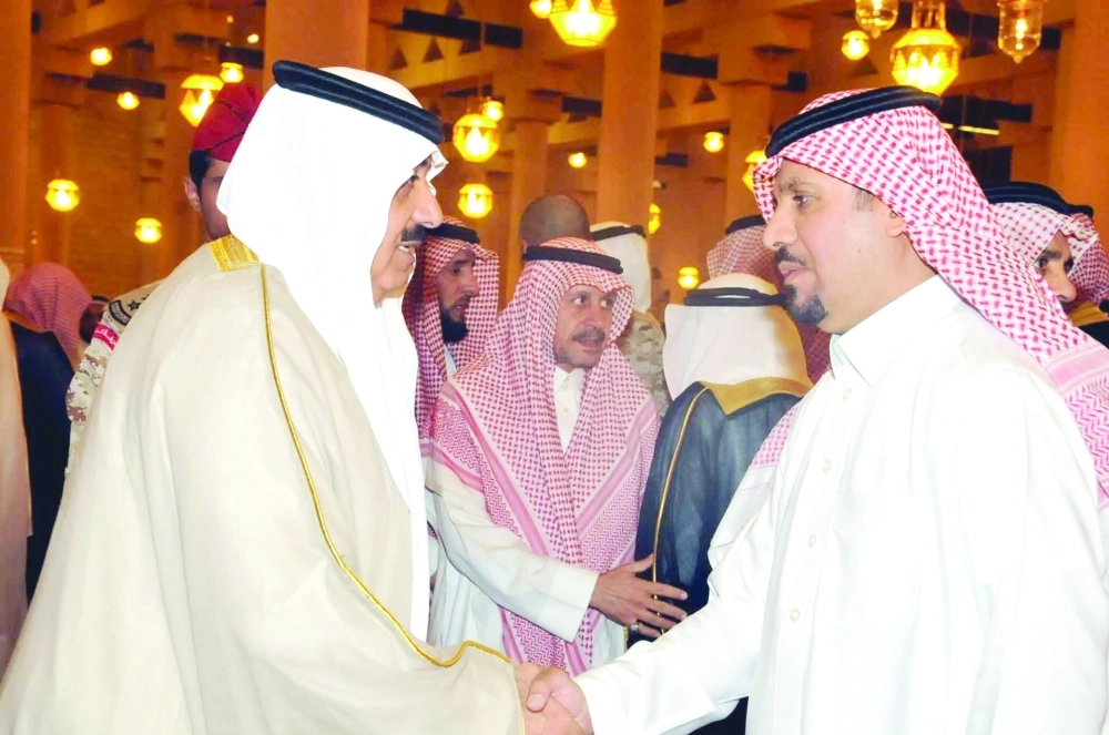 متعب بن عبدالله معزيا ذوي الفقيد (واس)