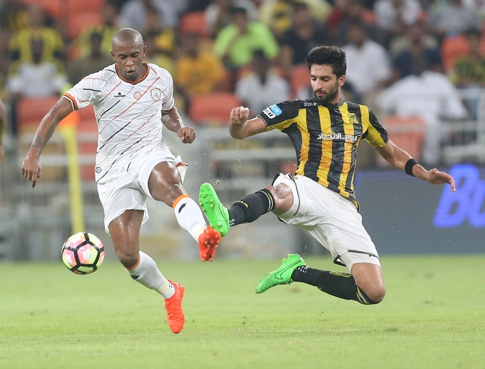 محترف الشباب هيبرتي فرنانديز يحاول السيطرة على الكرة (علي القرني)