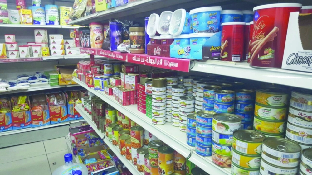  أغذية معروضة داخل إحدى البقالات                                                   (علي الزهراني)