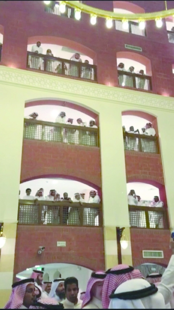 تجمع الموظفين في بهو الأمانة أمس        (مكة)