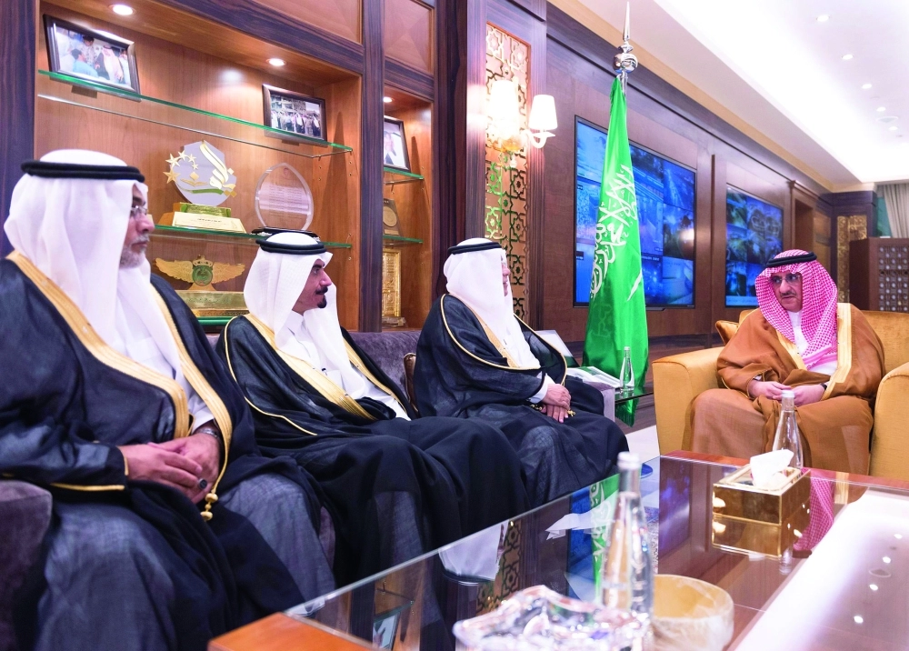 الأمير محمد بن نايف لدى استقباله السفراء في مكتبه بديوان الوزارة أمس الأول                         (واس)