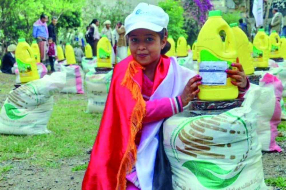 طفلة يمنية تتلقى مساعدات سعودية في تعز                                                                        (مكة)