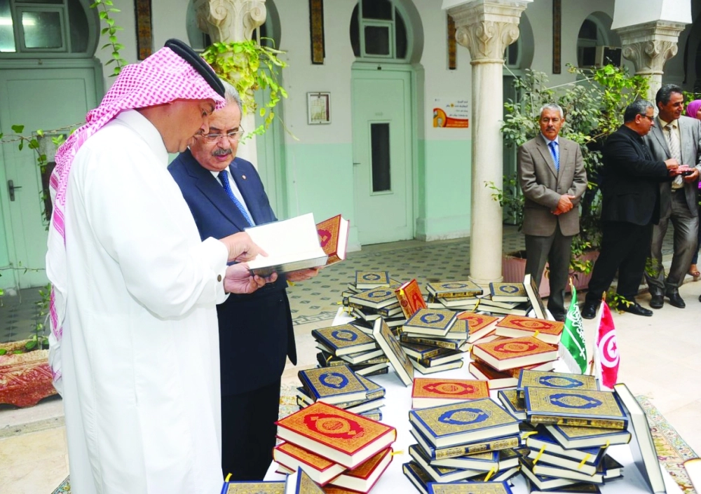  عبدالجليل بن سالم وعصام الجطيلي أمام النسخ المهداة  (واس)