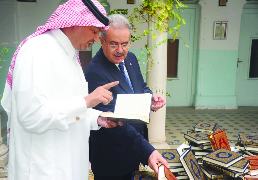  عبدالجليل بن سالم وعصام الجطيلي يعاينان نسخ المصحف الشريف (واس)