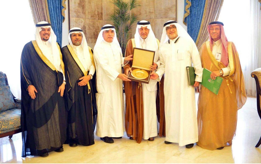 خالد الفيصل متوسطا مسؤولي جمعية مراكز الأحياء (مكة) 