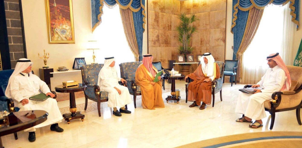 خالد الفيصل لدى لقائه مسؤولي جمعية مراكز الأحياء  (مكة)