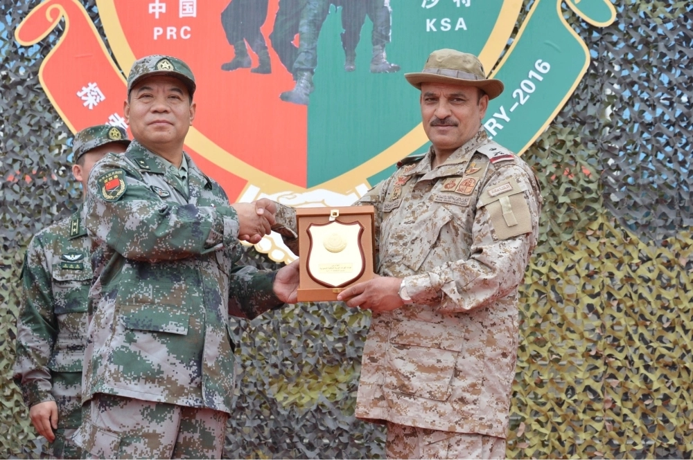 تبادل الهدايا                           (واس)