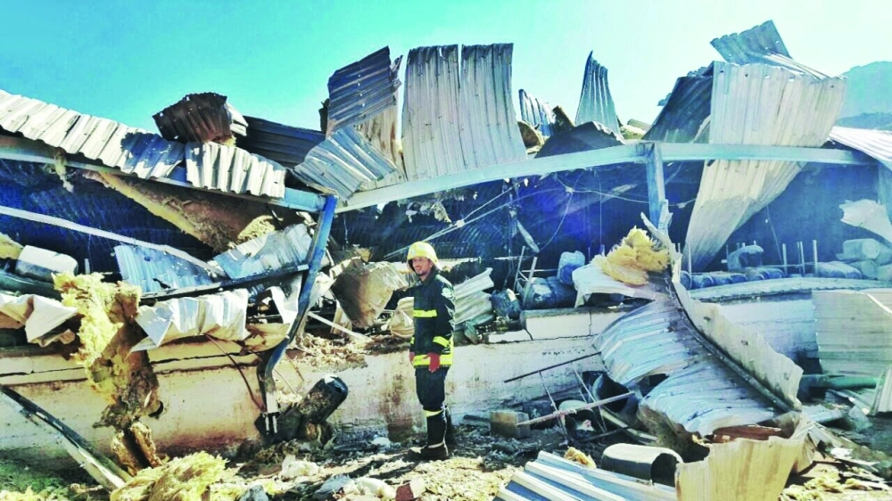 تضرر منازل بنجران إثر سقوط مقذوف حوثي أمس                               (واس)
