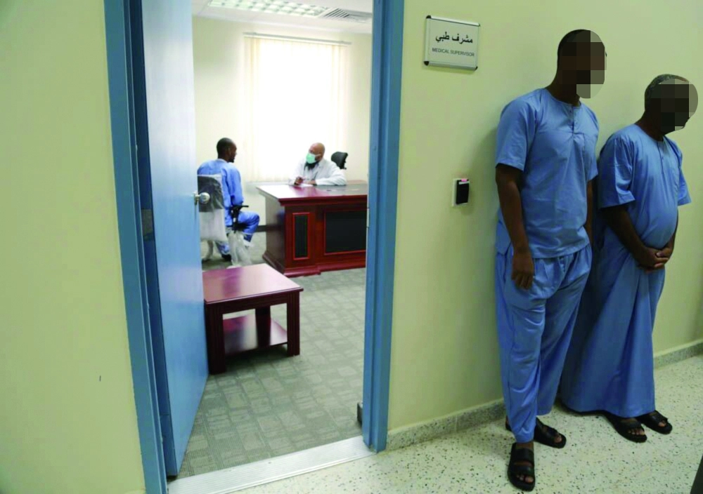 نزيلان في طريقهما إلى غرفة الفحص                                  (مكة)