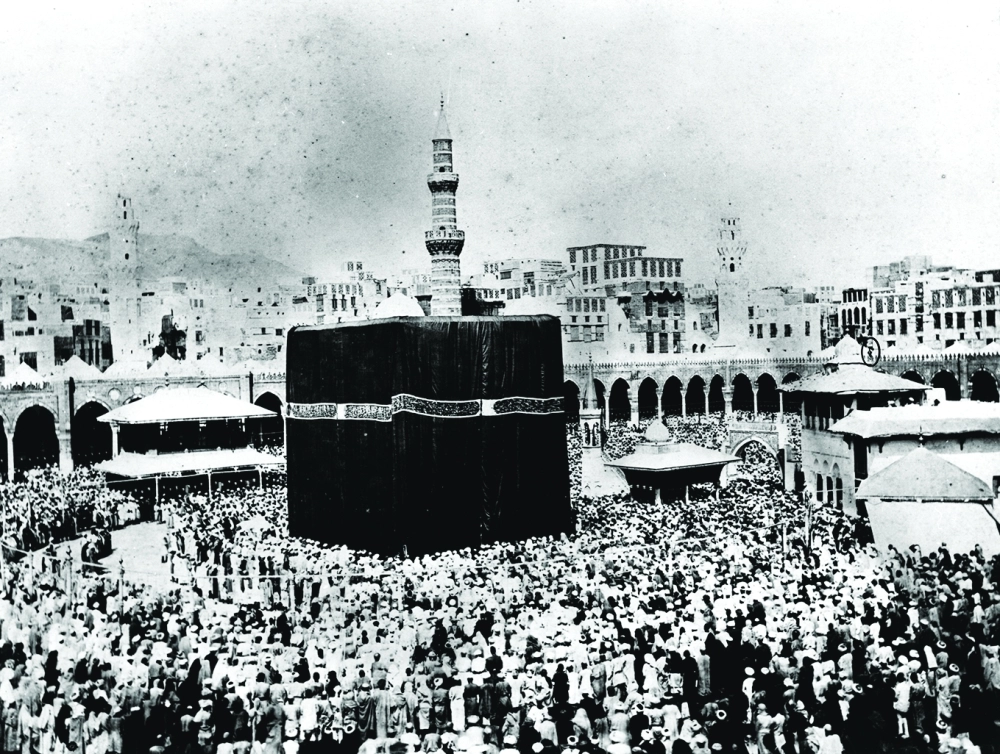 تصوير البعثة العسكرية العثمانية ويظهر المصور محمد صادق 