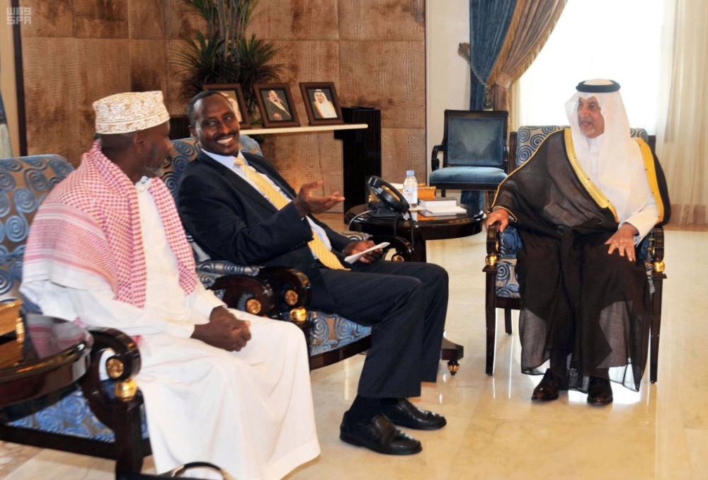 خالد الفيصل لدى لقائه محمد محمود في مكتبه بجدة أمس (مكة)