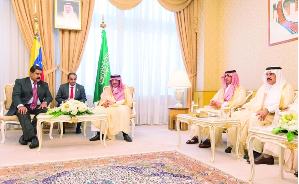 الأمير محمد بن نايف ونيكولاس مادورو موروس خلال مباحثاتهما في الرياض اليوم (واس)