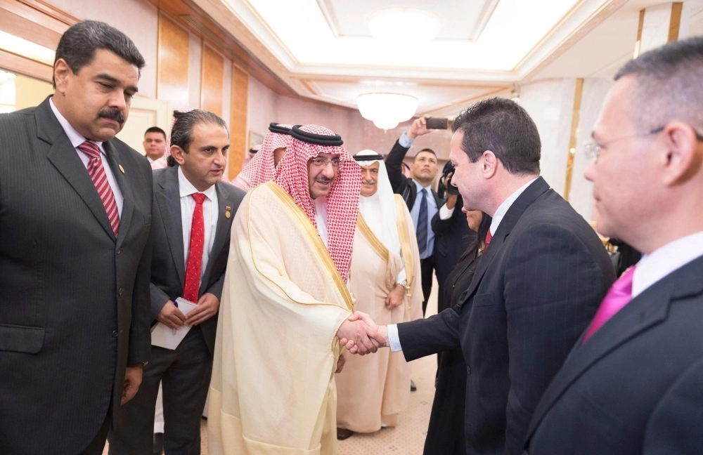 ولي العهد مصافحا الوفد المرافق للرئيس الفنزويلي