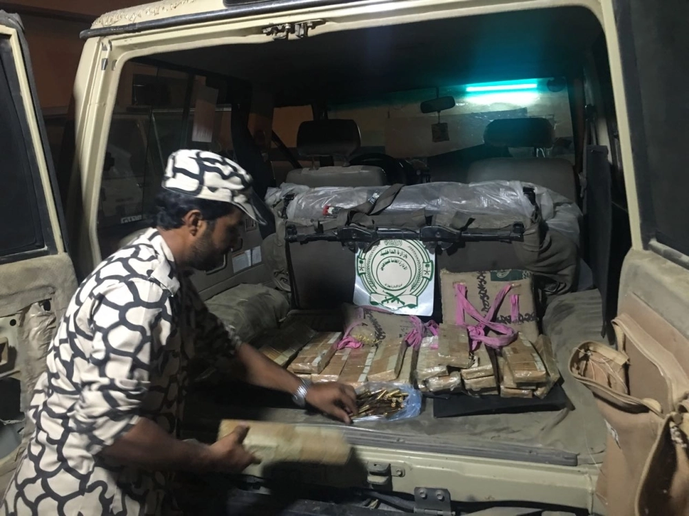 أحد أفراد دوريات المجاهدين يعاين المضبوطات                   (مكة)