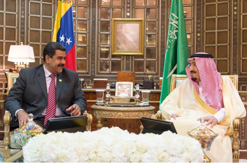 الملك سلمان خلال لقائه الرئيس الفنزويلي والوفد المرافق له اليوم (واس)