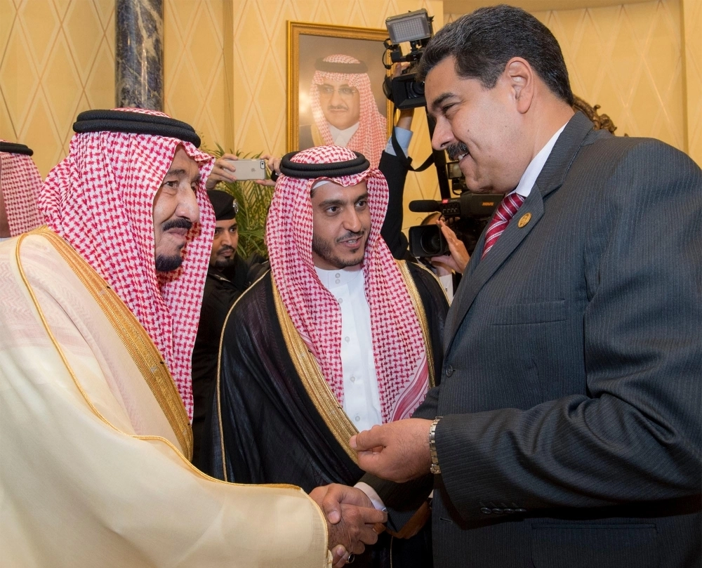 الملك سلمان مصافحاً الرئيس الفنزويلي (واس)