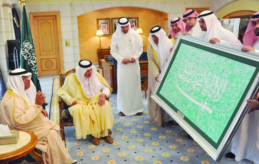 خالد الفيصل يستمع لشرح عن لوحة الخفاق الأخضر (واس)