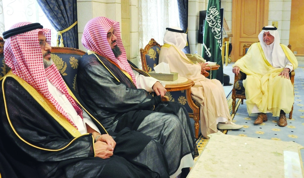 خالد الفيصل خلال الاستقبال في ديوان الإمارة أمس  ( واس)