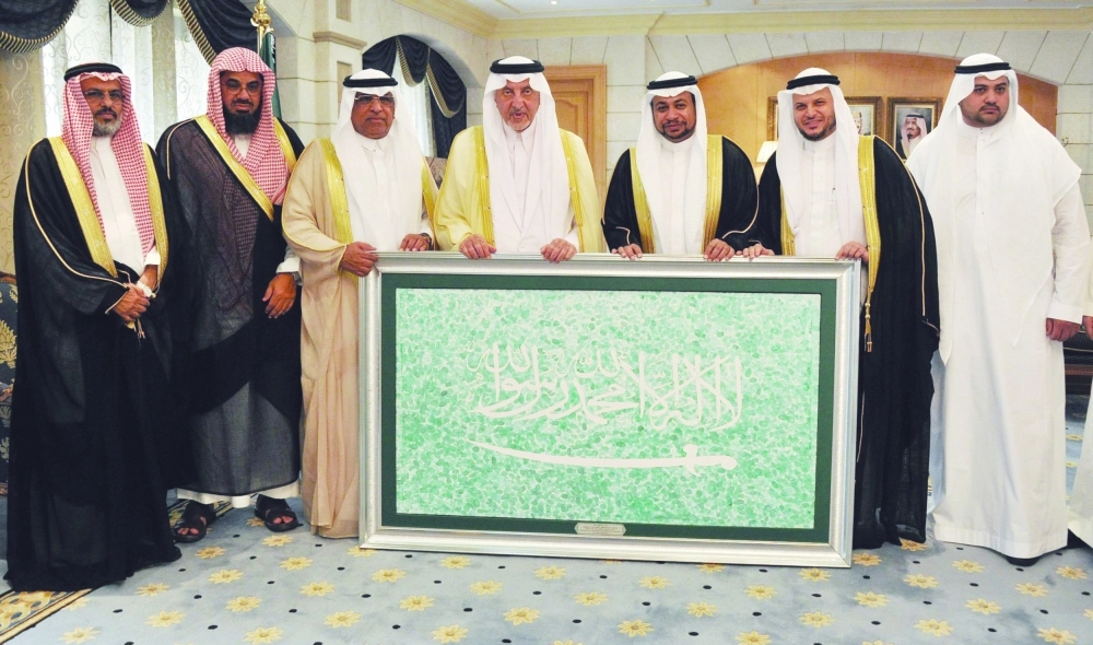 خالد الفيصل متوسطا الأعضاء (واس)