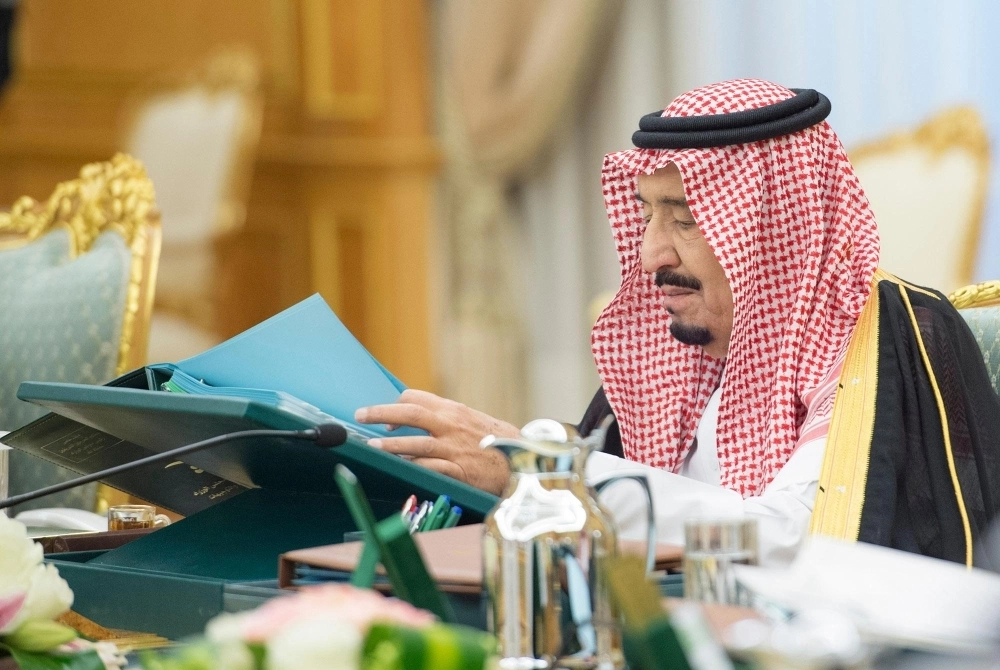 الملك سلمان لدى ترؤسه جلسة المجلس في قصر اليمامة بالرياض (واس)