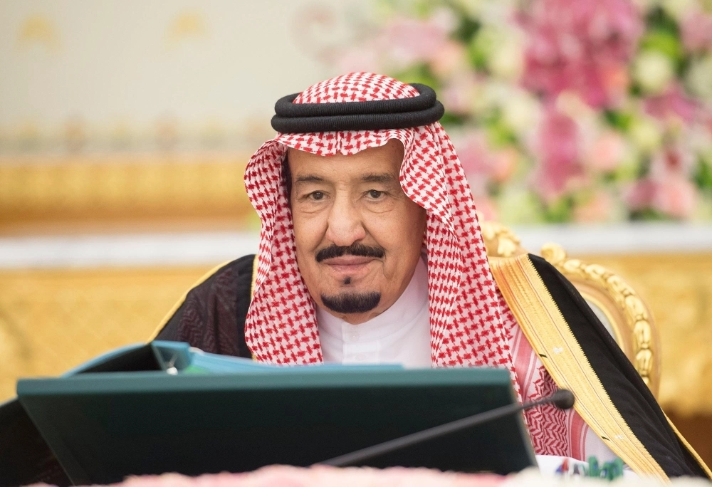 الملك سلمان لدى ترؤسه جلسة المجلس في قصر اليمامة بالرياض (واس)