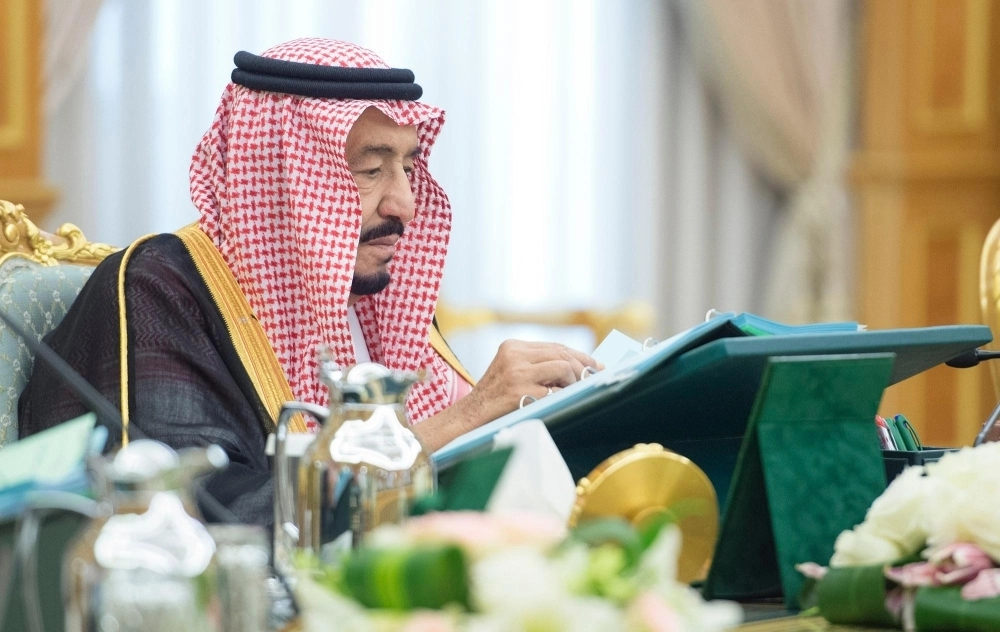 الملك سلمان لدى ترؤسه جلسة المجلس في قصر اليمامة بالرياض (واس)