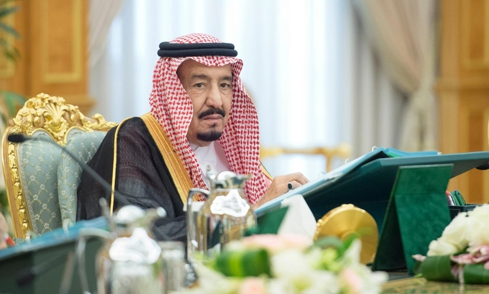 الملك سلمان لدى ترؤسه جلسة المجلس في قصر اليمامة بالرياض (واس)