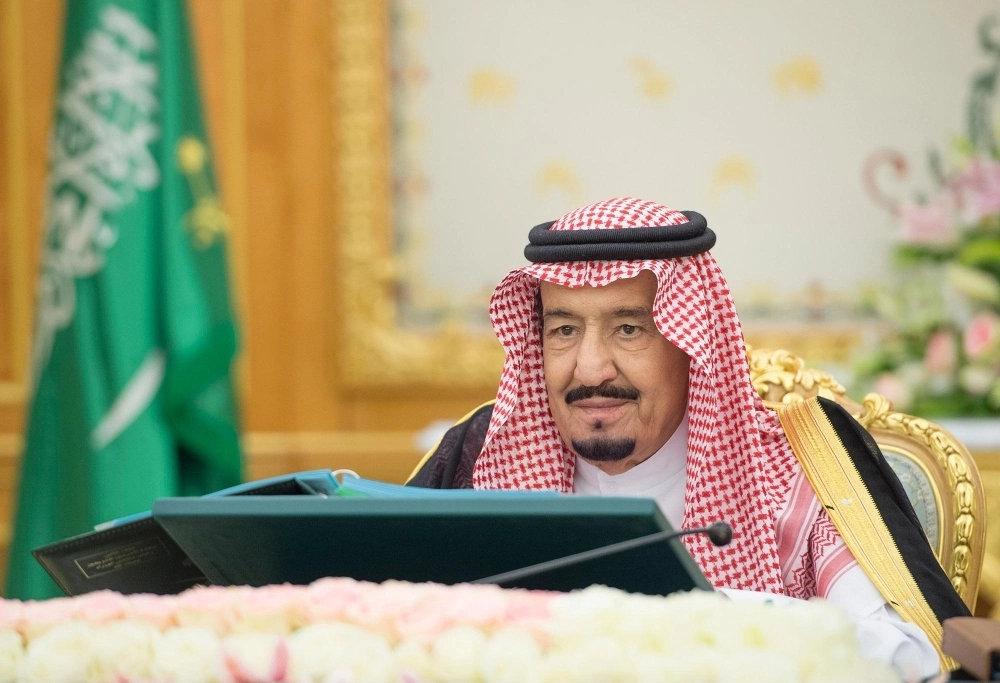 الملك سلمان لدى ترؤسه جلسة المجلس في قصر اليمامة بالرياض (واس)