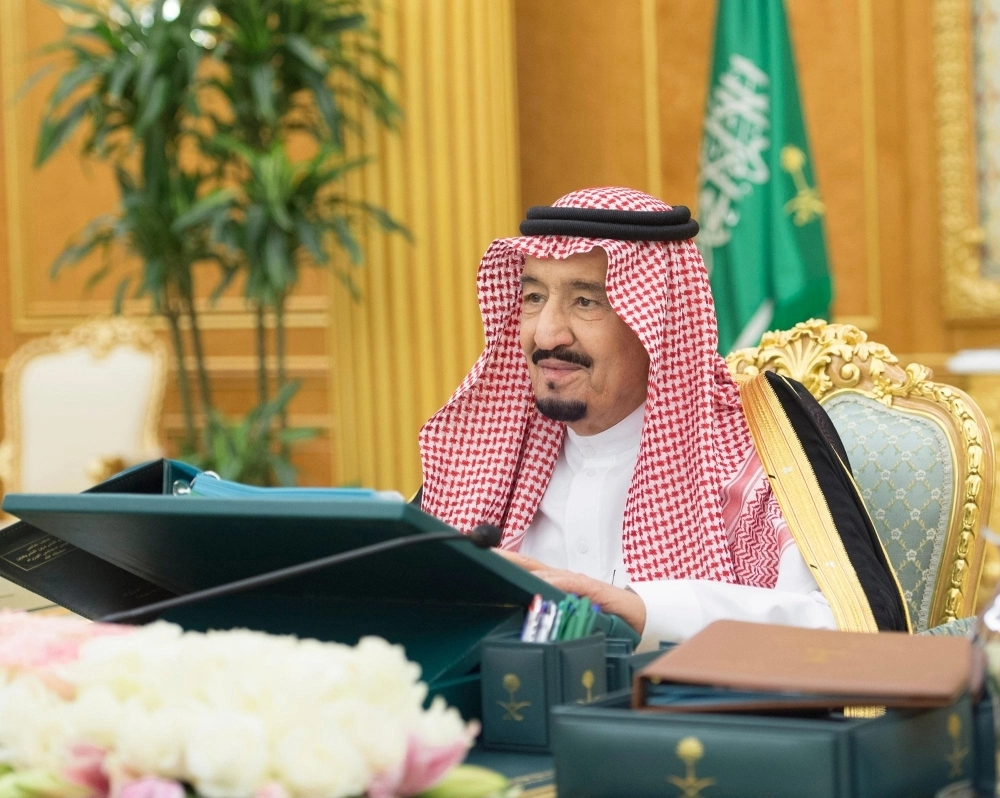 الملك سلمان لدى ترؤسه جلسة المجلس في قصر اليمامة بالرياض (واس)