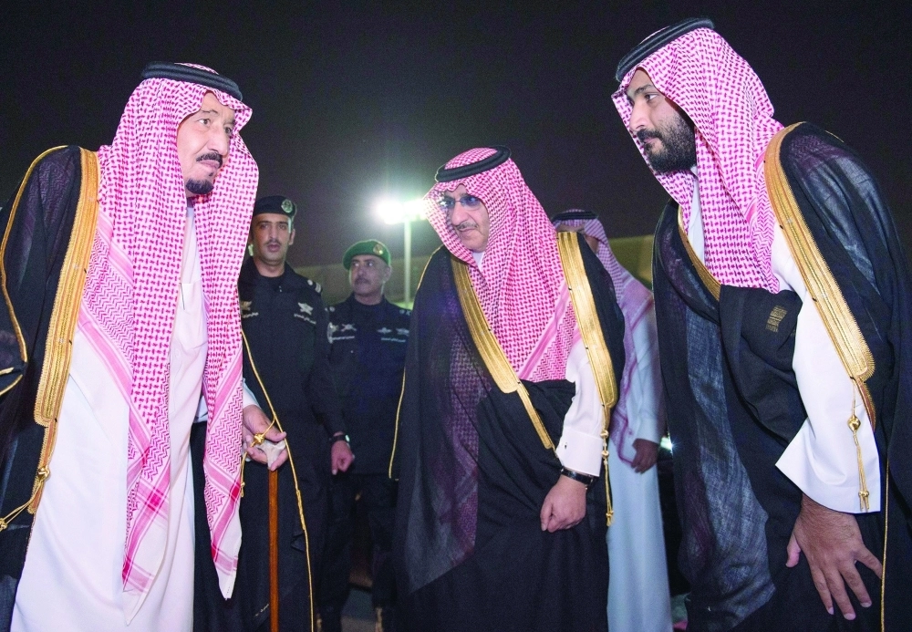 الملك سلمان لدى مغادرته الرياض ويظهر ولي العهد وولي ولي العهد (واس)