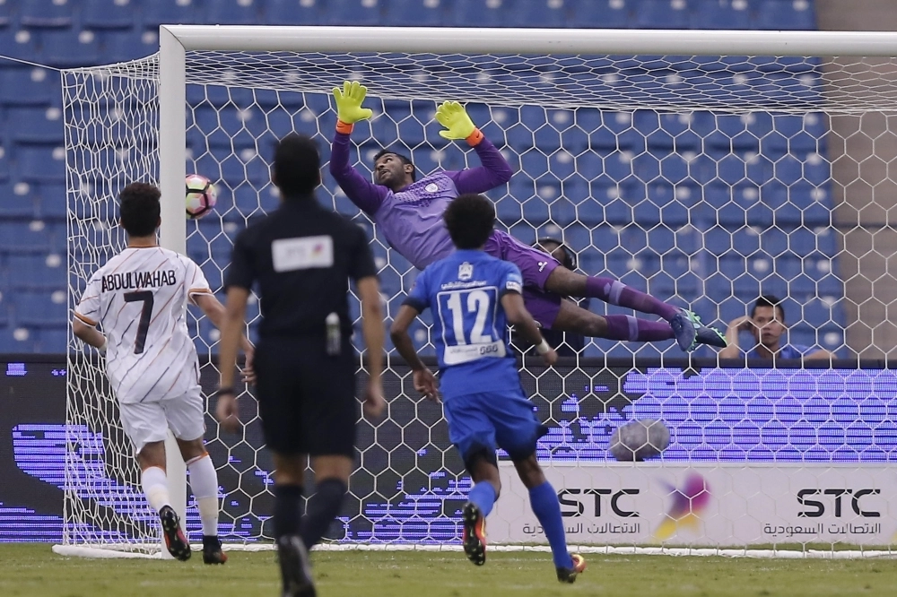 كرة محمد البريك في طريقها للمرمى كهدف هلالي أول  (محمد مشهور)