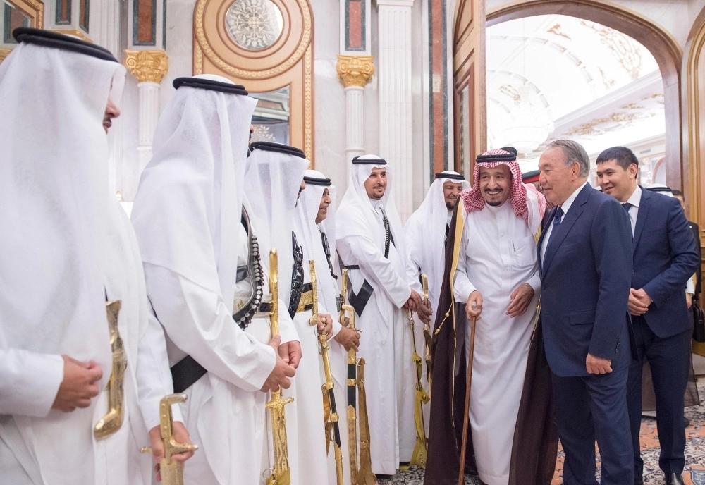 الملك سلمان لدى استقباله نور سلطان نزار باييف في قصره بالرياض (واس)