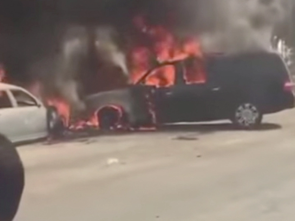 لقطة من الفيديو المتداول لحريق السيارة (مكة) 
