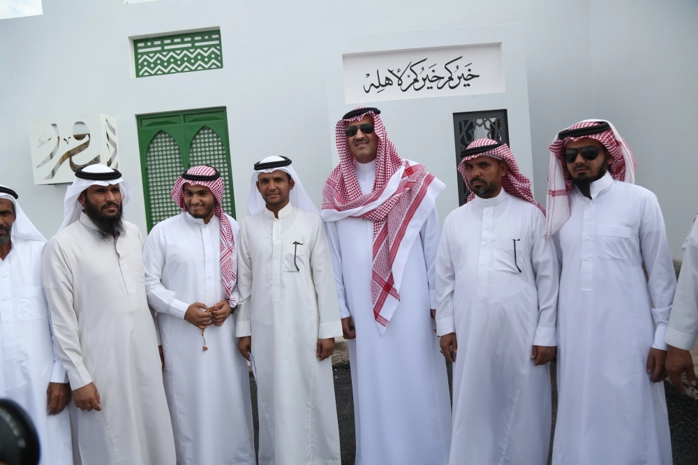 الأمير فيصل بن سلمان مع سكان الحي                 (محمد عبداللطيف)     