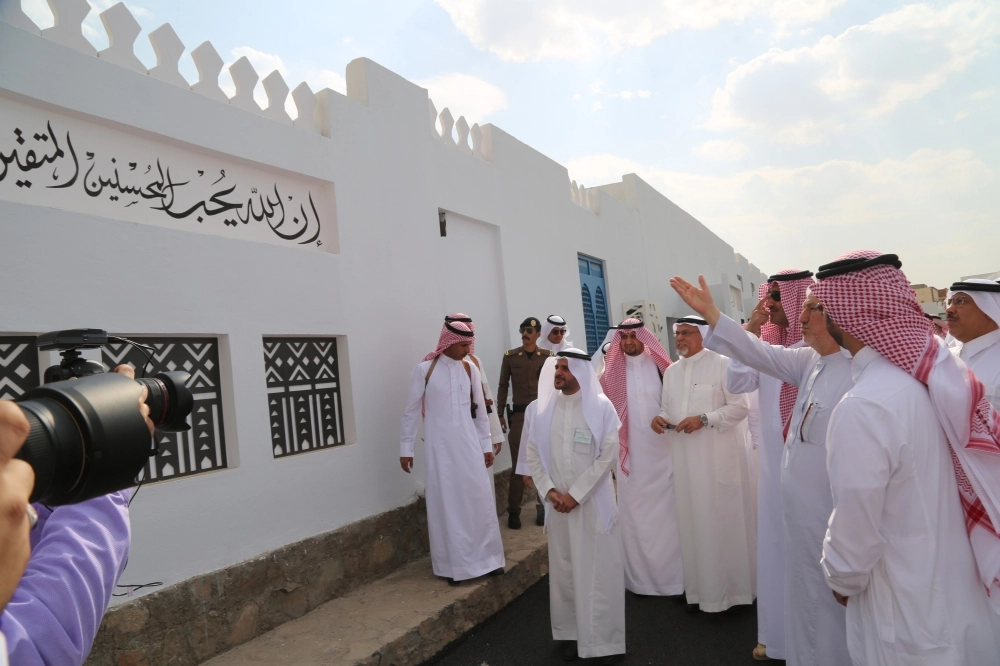 الأمير فيصل بن سلمان يطلع على مشروع التطوير في حمراء الأسد (محمد عبداللطيف)