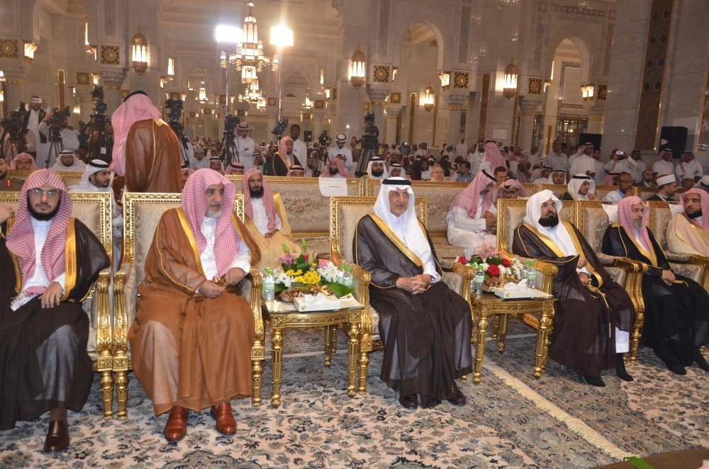 خالد الفيصل خلال رعايته الحفل الختامي لمسابقة الملك عبدالعزيز الدولية           (عبدالمحسن دومان)