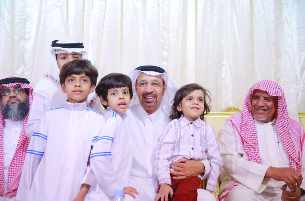 خالد الفالح خلال زيارته منزل أحد المتوفيين                 