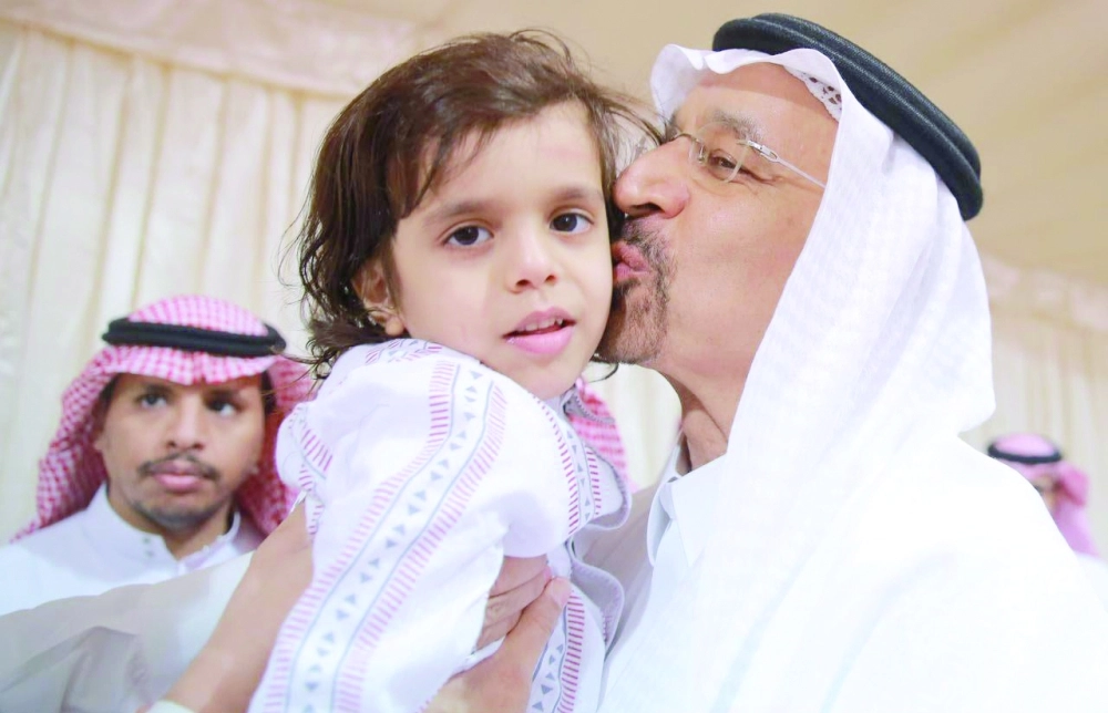 .. ويحتضن طفل أحدهما                            (واس)