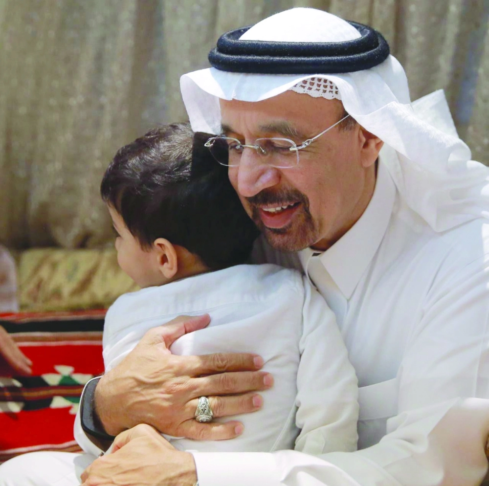 خالد الفالح خلال زيارته منزل أحد المتوفيين  (واس)