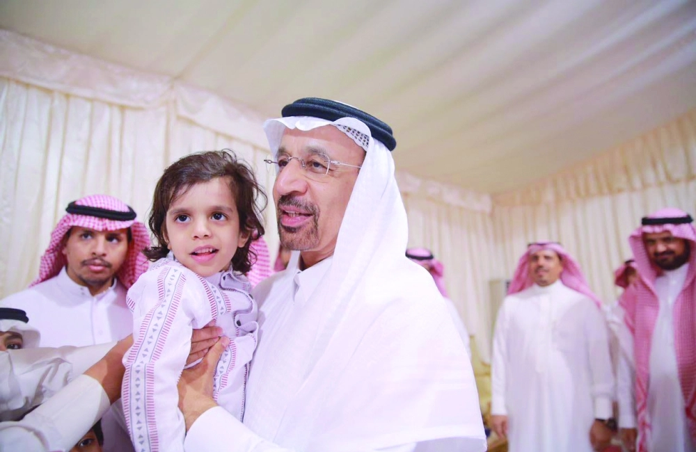 خالد الفالح خلال زيارته منزل أحد المتوفيين  (واس)