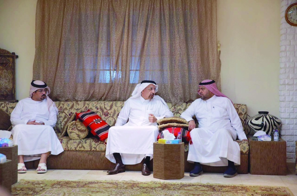 خالد الفالح خلال زيارته منزل أحد المتوفيين  (واس)