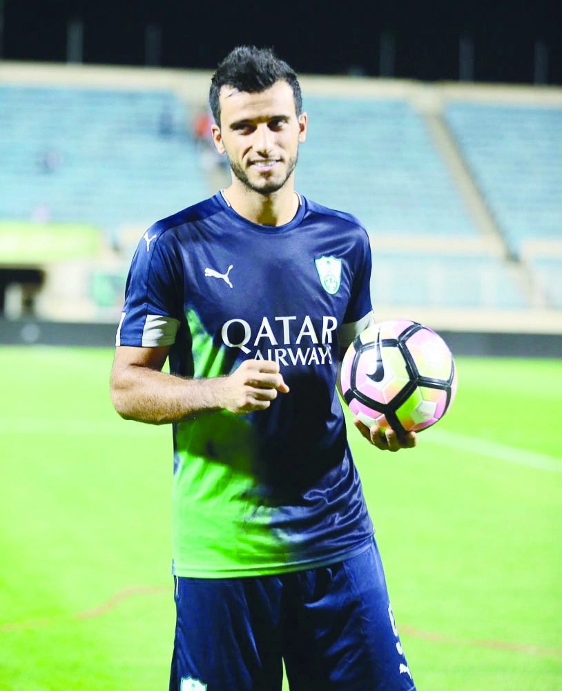 عمر السومة يحمل كرة الهاتريك أمس الأول          (إ ب أ)