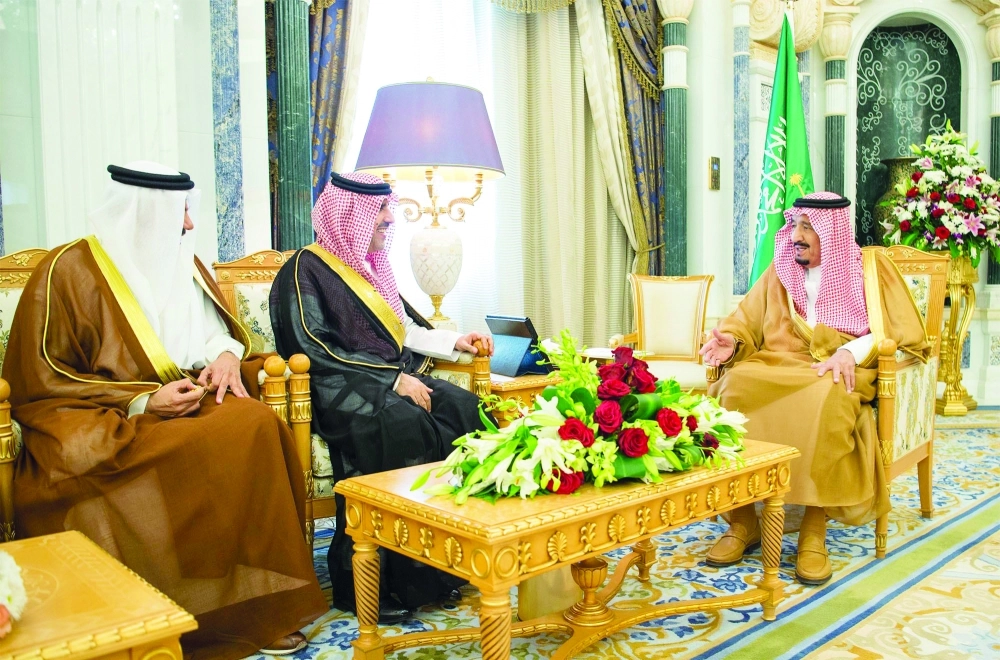 الملك سلمان متوسطا مسؤولي المراقبة والمحاسبة الخليجيين                                                                                                                        (واس)