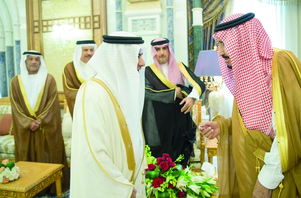 الملك سلمان مستقبلا مسؤولي المراقبة