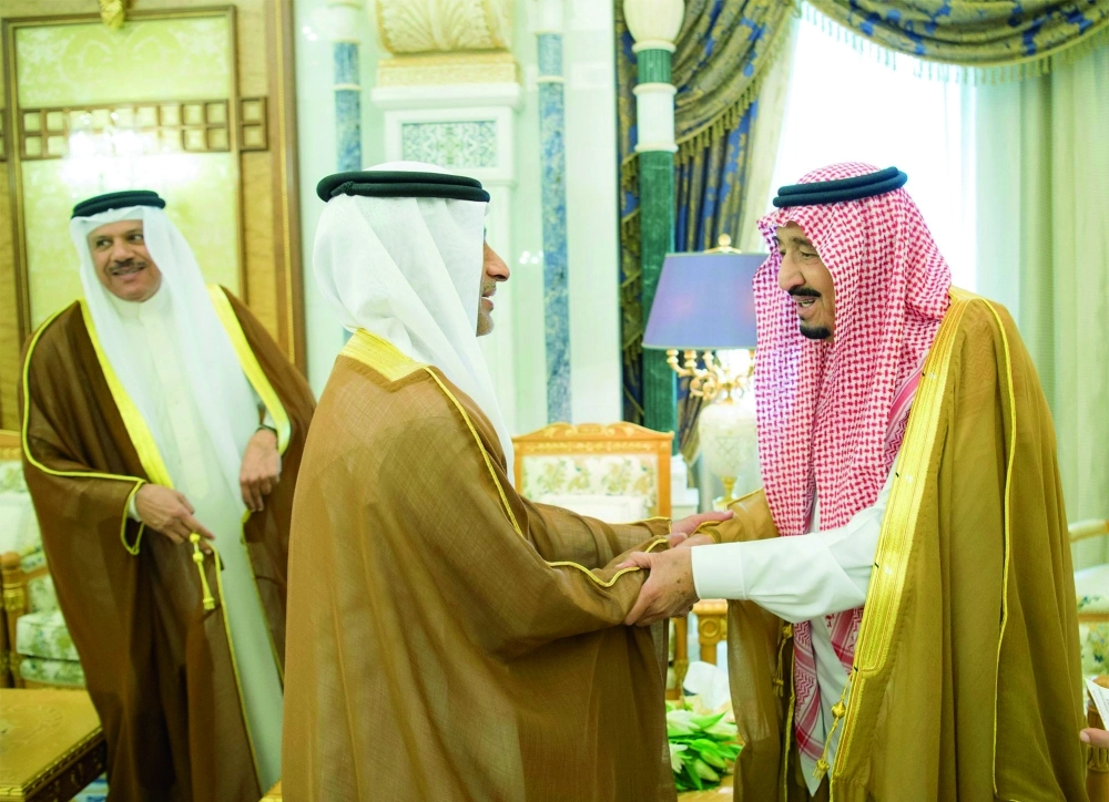 الملك سلمان مستقبلا مسؤولي المراقبة 